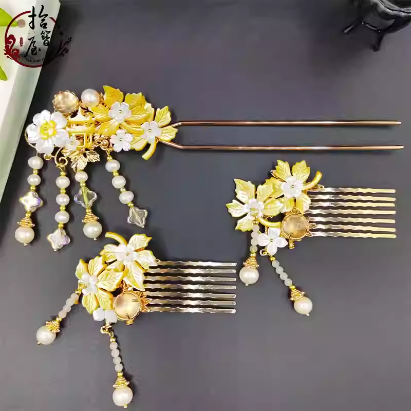 Pearl maple leaf hair clip