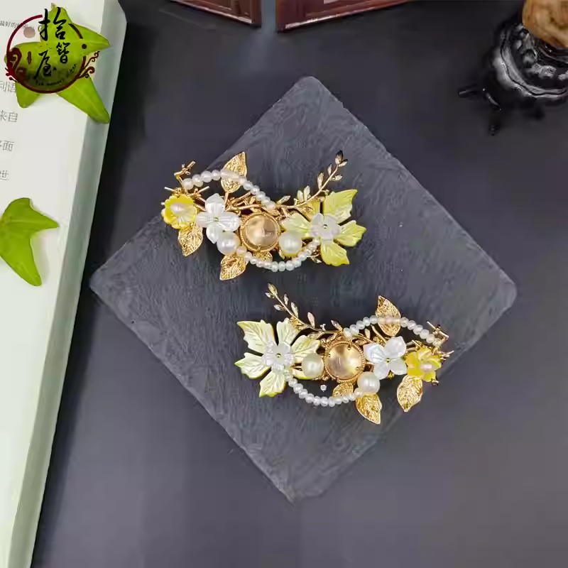 Pearl maple leaf hair clip