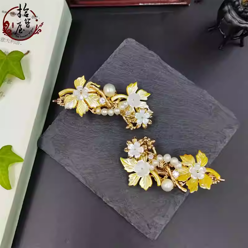 Pearl maple leaf hair clip